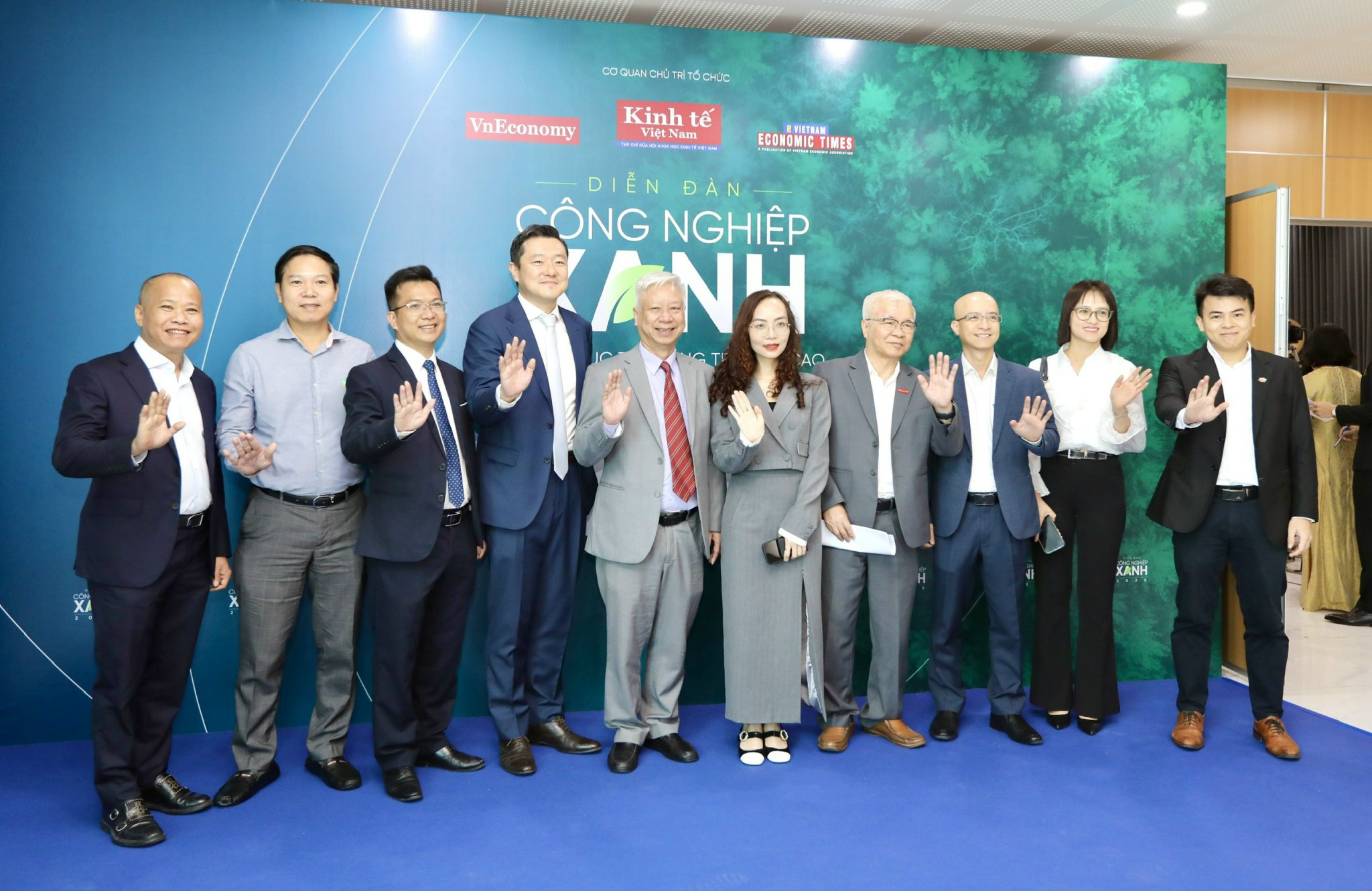 C&aacute;c chuy&ecirc;n gia, đại diện doanh nghiệp, cơ quan quản l&yacute; chụp ảnh lưu niệm c&ugrave;ng&nbsp;l&atilde;nh đạo Tạp ch&iacute; Kinh tế Việt Nam tại kh&ocirc;ng gian b&ecirc;n lề sự kiện Diễn đ&agrave;n C&ocirc;ng nghiệp xanh 2025.&nbsp;