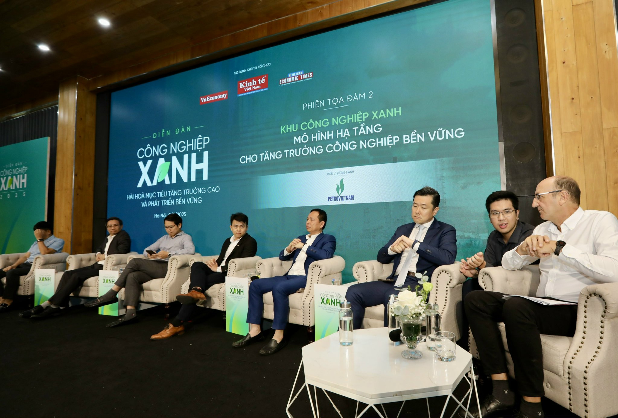 Các đại biểu tham gia thảo luận tại Diễn đàn Công nghiệp xanh 2025 do Tạp chí Kinh tế Việt Nam tổ chức ngày 9/7/2025. ẢNh: Trí  Phong.