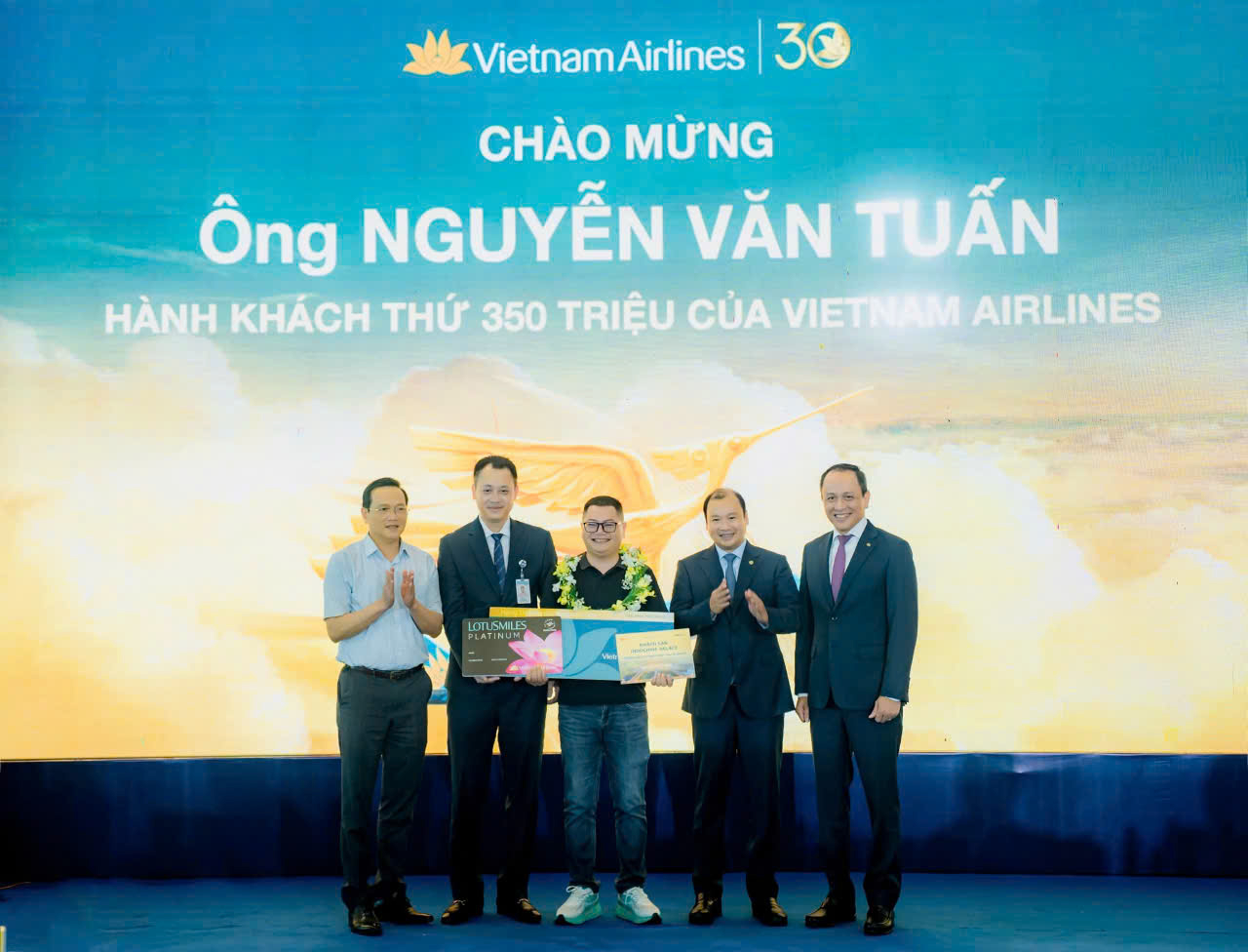 Hành khách thứ 350 triệu được tặng thẻ Bông Sen Vàng hạng Bạch Kim, 2 vé khứ hồi nội địa hạng Thương gia và quà lưu niệm.