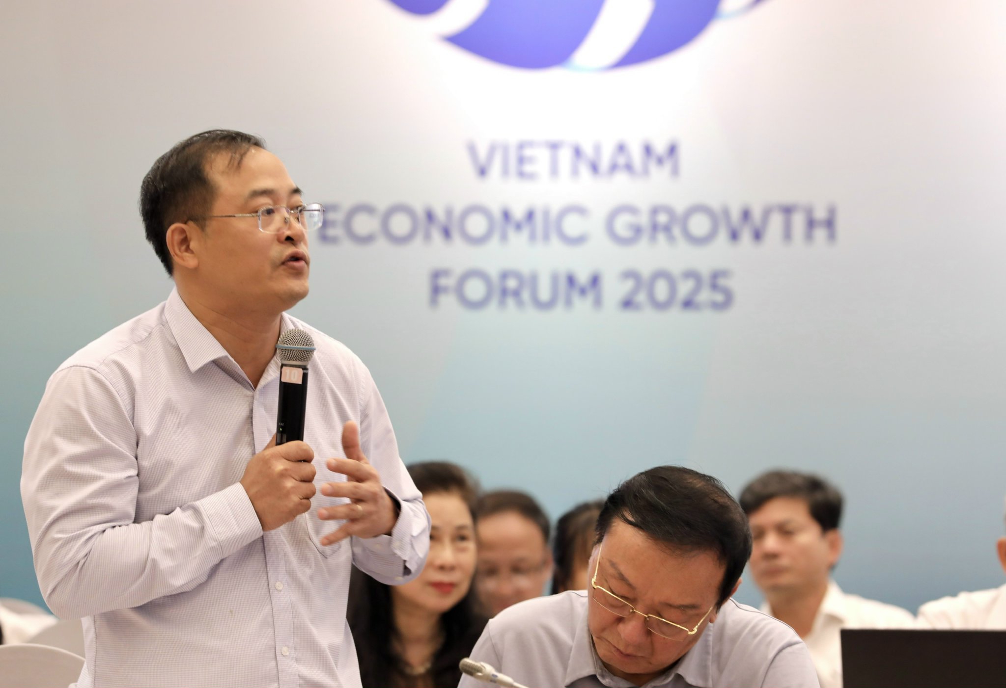 Ông Nguyễn Hoài Nam, Tổng thư ký Hiệp hội Chế biến và Xuất khẩu Thủy sản Việt Nam (VASEP) phát biểu tại Diễn đàn Tăng trưởng kinh tế Việt Nam 2025. Ảnh: Tri Phong.