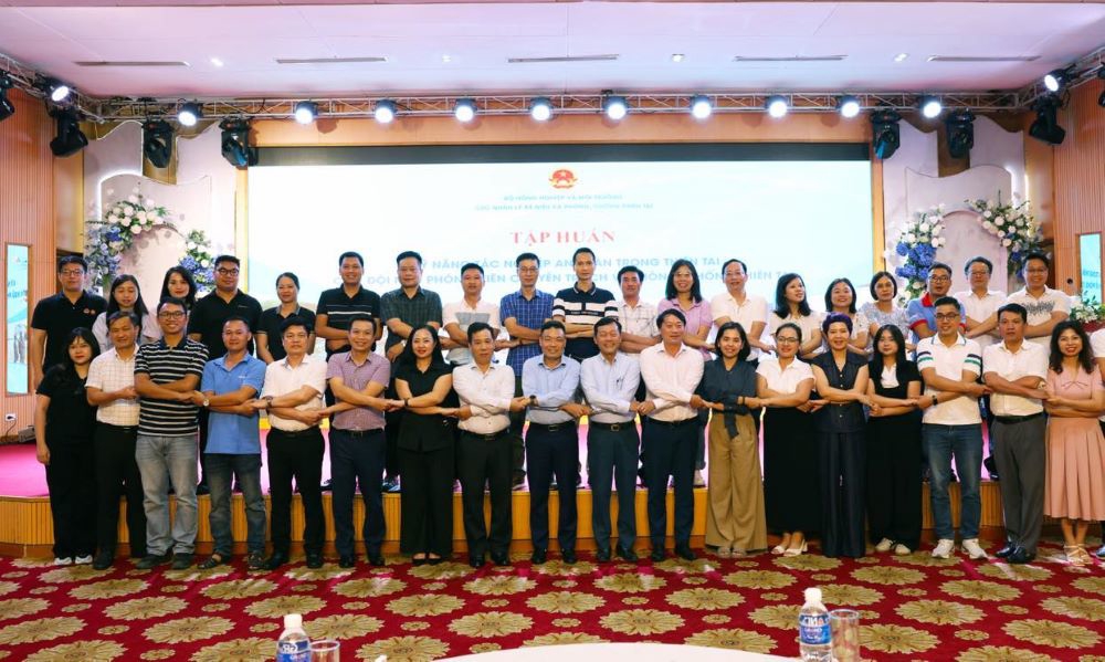 Các nhà báo, phóng viên tham dự chương trình tập huấn.