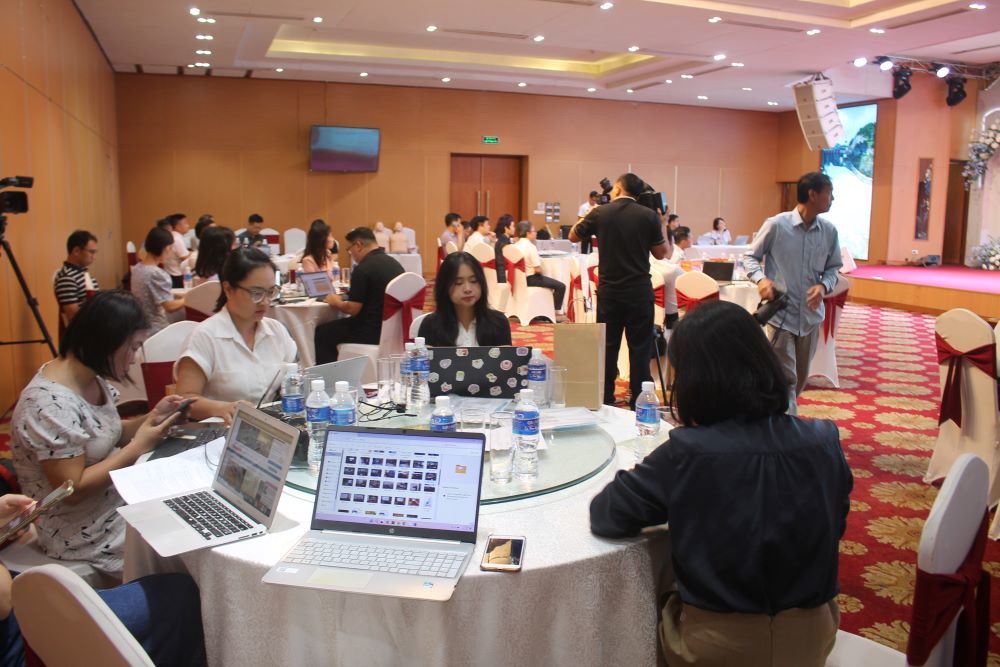 C&aacute;c nh&agrave; b&aacute;o, ph&oacute;ng vi&ecirc;n tham dự chương tr&igrave;nh tập huấn. Ảnh: Chu Kh&ocirc;i.