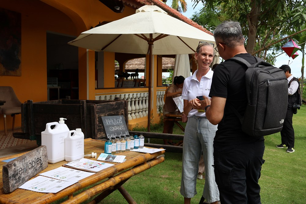 M&ocirc; h&igrave;nh trạm nạp đầy, mua sắm giảm thiểu r&aacute;c thải nhựa.