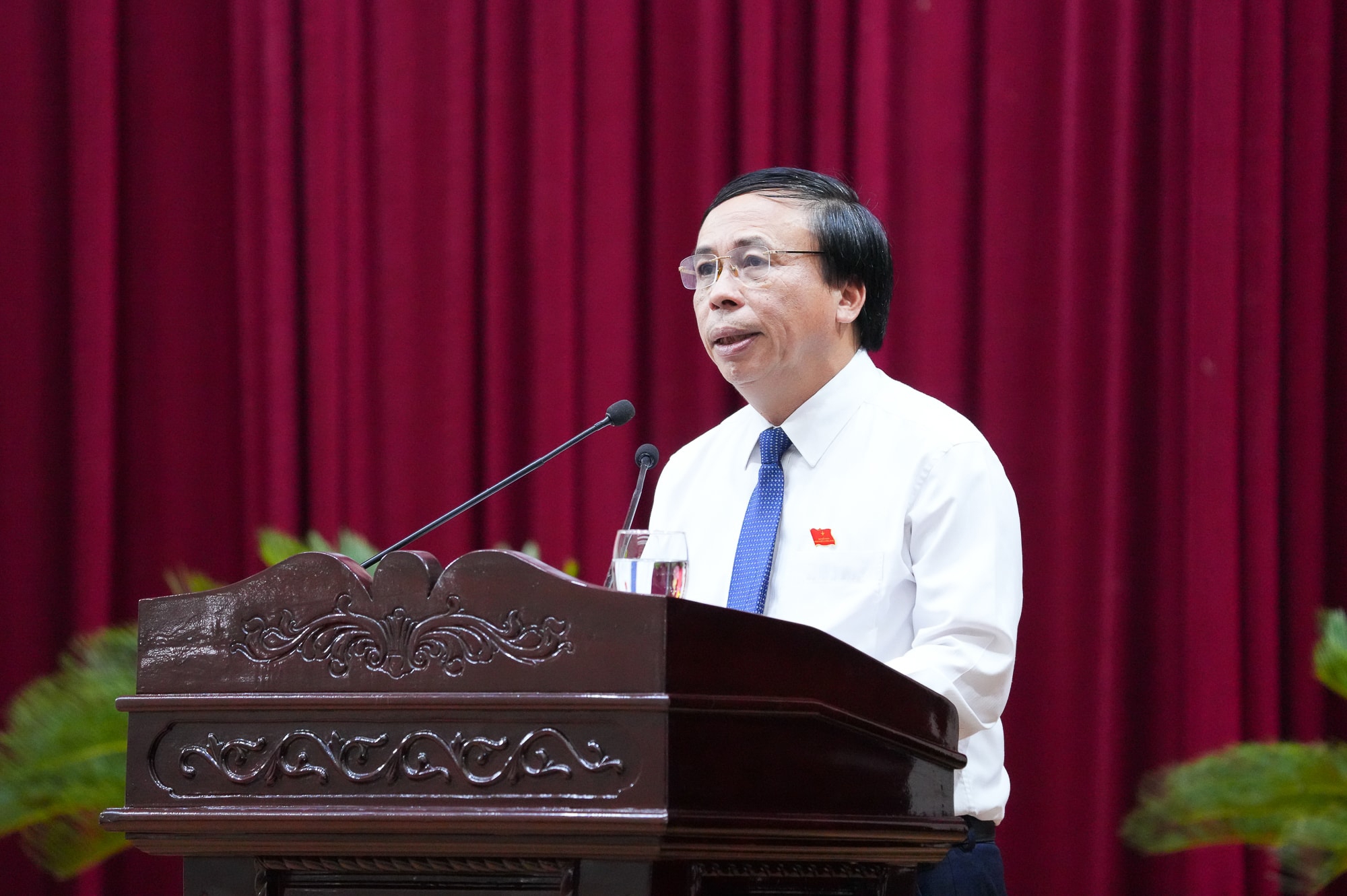 Ông Phạm Văn Hóa - Giám đốc Sở Công Thương Nghệ An giải trình về thực trạng và giải pháp chống hàng giả, hàng kém chất lượng và thực phẩm bẩn. Ảnh: Thành Cường