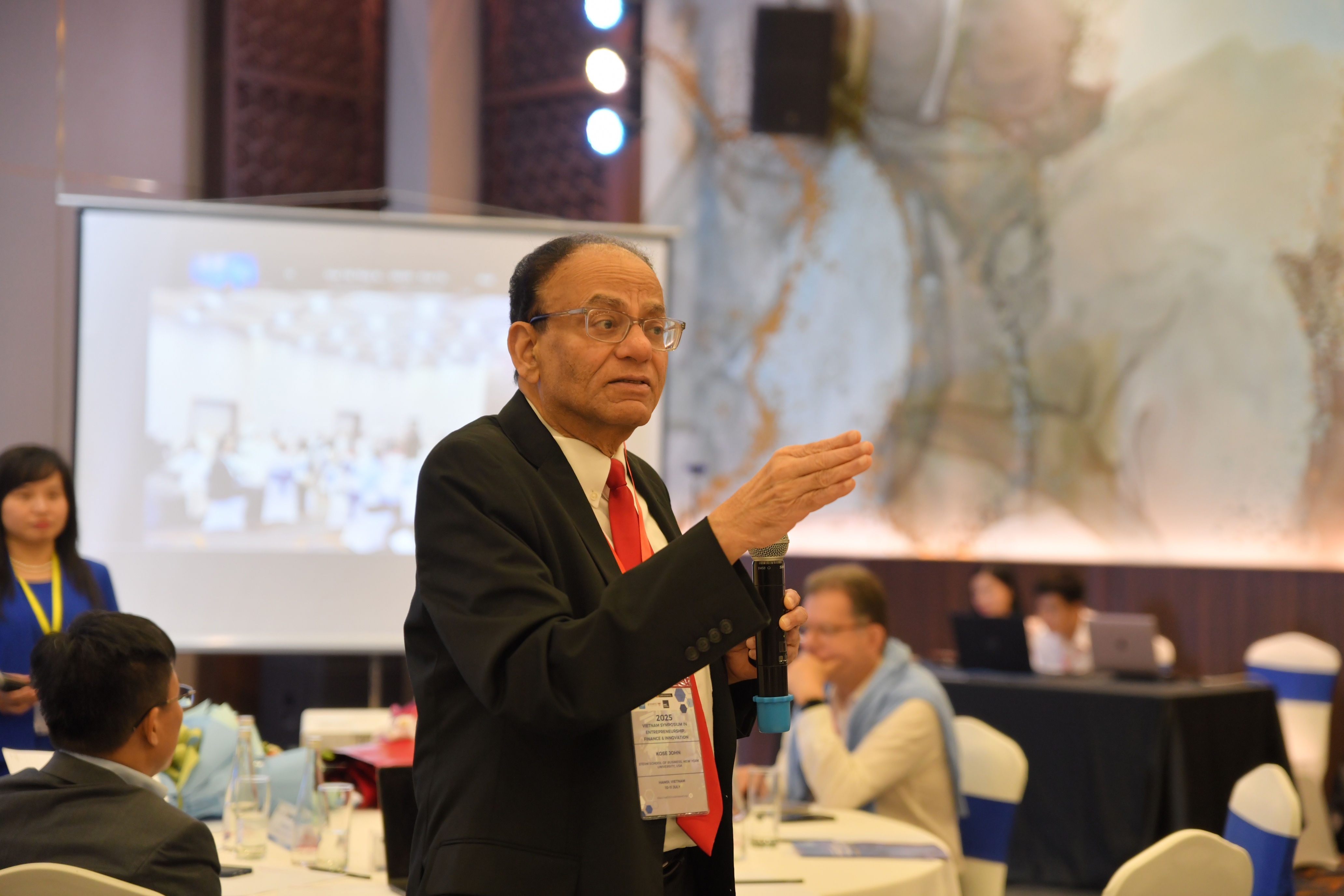  Giáo sư Kose John từ Trường Kinh doanh Stern, Đại học New York chia sẻ tại Hội thảo.