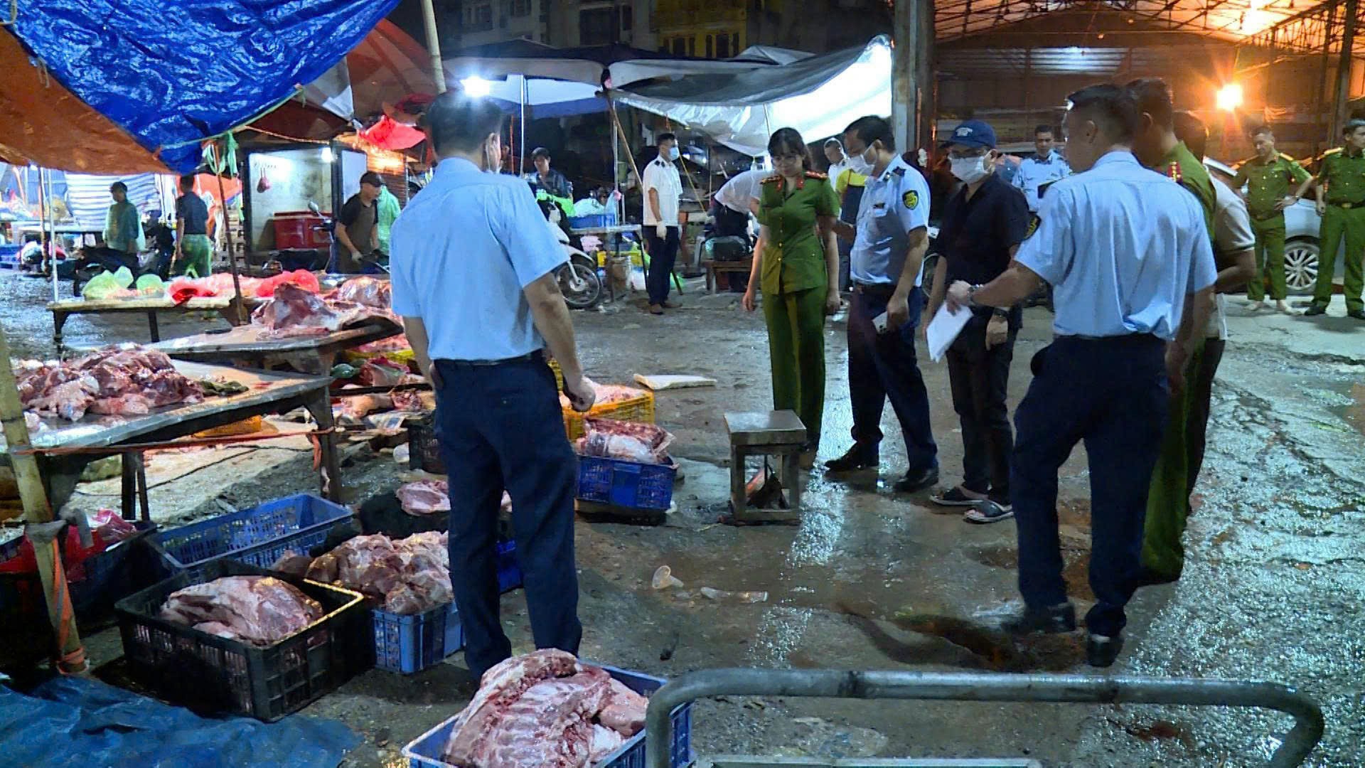 Lực lượng chức năng phát hiện nhiều thịt lợn nhiễm bệnh tiêu thụ ngoài chợ. Ảnh: Cổng thông tin điện tử Công an TP Hà Nội.