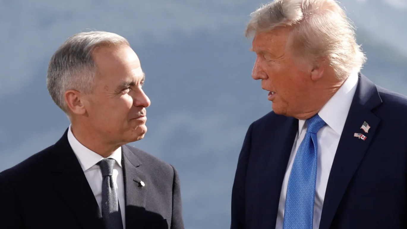 Thủ tướng Canada Mark Carney (trái) và Tổng thống Mỹ Donald Trump tại thượng đỉnh G7 ở Alberta, Canada, tháng 6/2025 - Ảnh: Reuters.