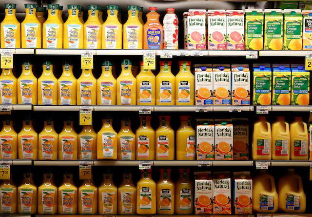 Một số nhãn hiệu nước cam và nước bưởi được trưng bày tại cửa hàng Safeway ở Wheaton, bang Maryland - Ảnh: Reuters