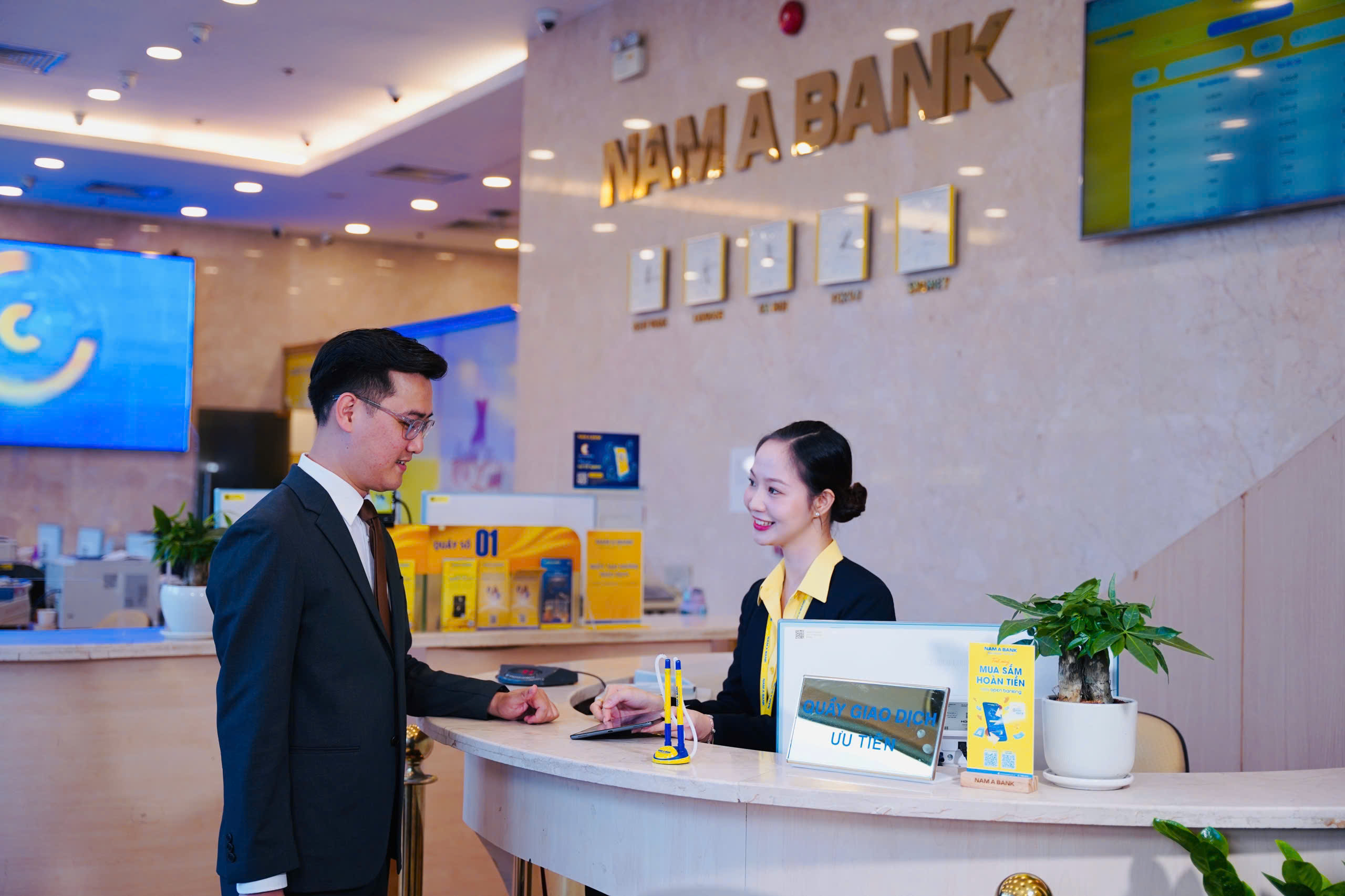 Kh&aacute;ch h&agrave;ng giao dịch tại Nam A Bank.