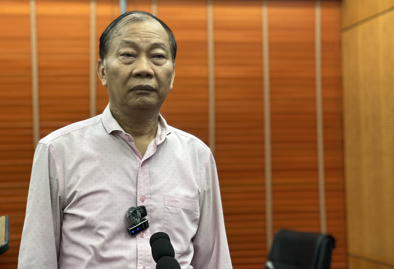 Ông Hoàng Quang Phòng, Phó Chủ tịch Liên đoàn Thương mại và Công nghiệp Việt Nam (VCCI) trao đổi sau phiên họp.
