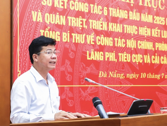 Trưởng ban Nội chính Thành ủy Đà Nẵng Võ Công Chánh báo cáo tại hội nghị.