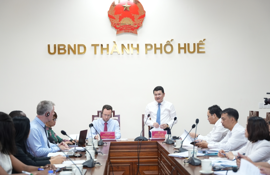 Phó Chủ tịch UBND thành phố Huế Hoàng Hải Minh phát biểu tại cuộc họp