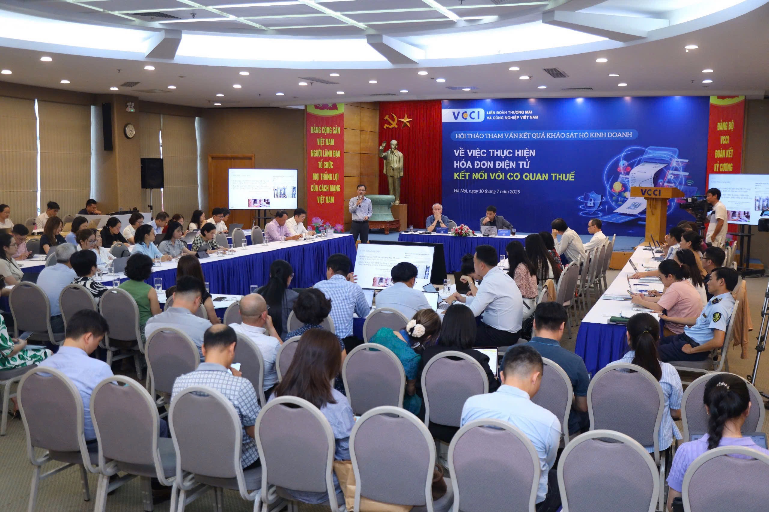 Toàn cảnh sự kiện.