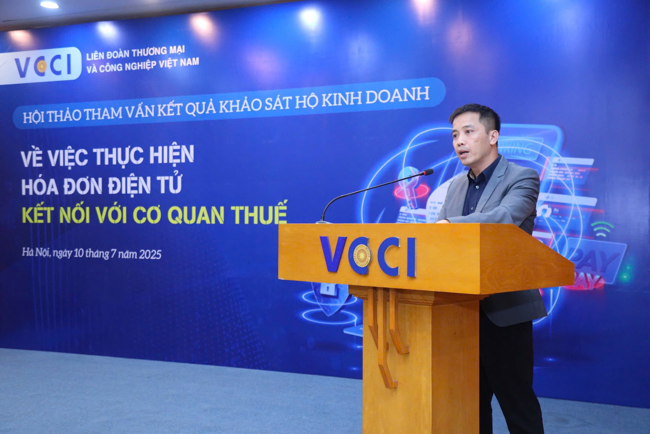 Ông Đậu Anh Tuấn - Phó Tổng Thư ký kiêm Trưởng Ban Pháp chế Liên Đoàn Thương mại và Công nghiệp Việt Nam phát biểu tại Hội thảo.