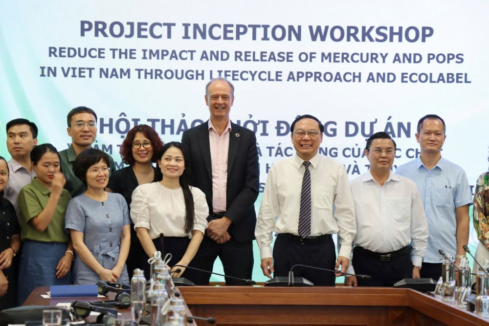 Các nhà lãnh đạo và các chuyên gia tham dự hội thảo