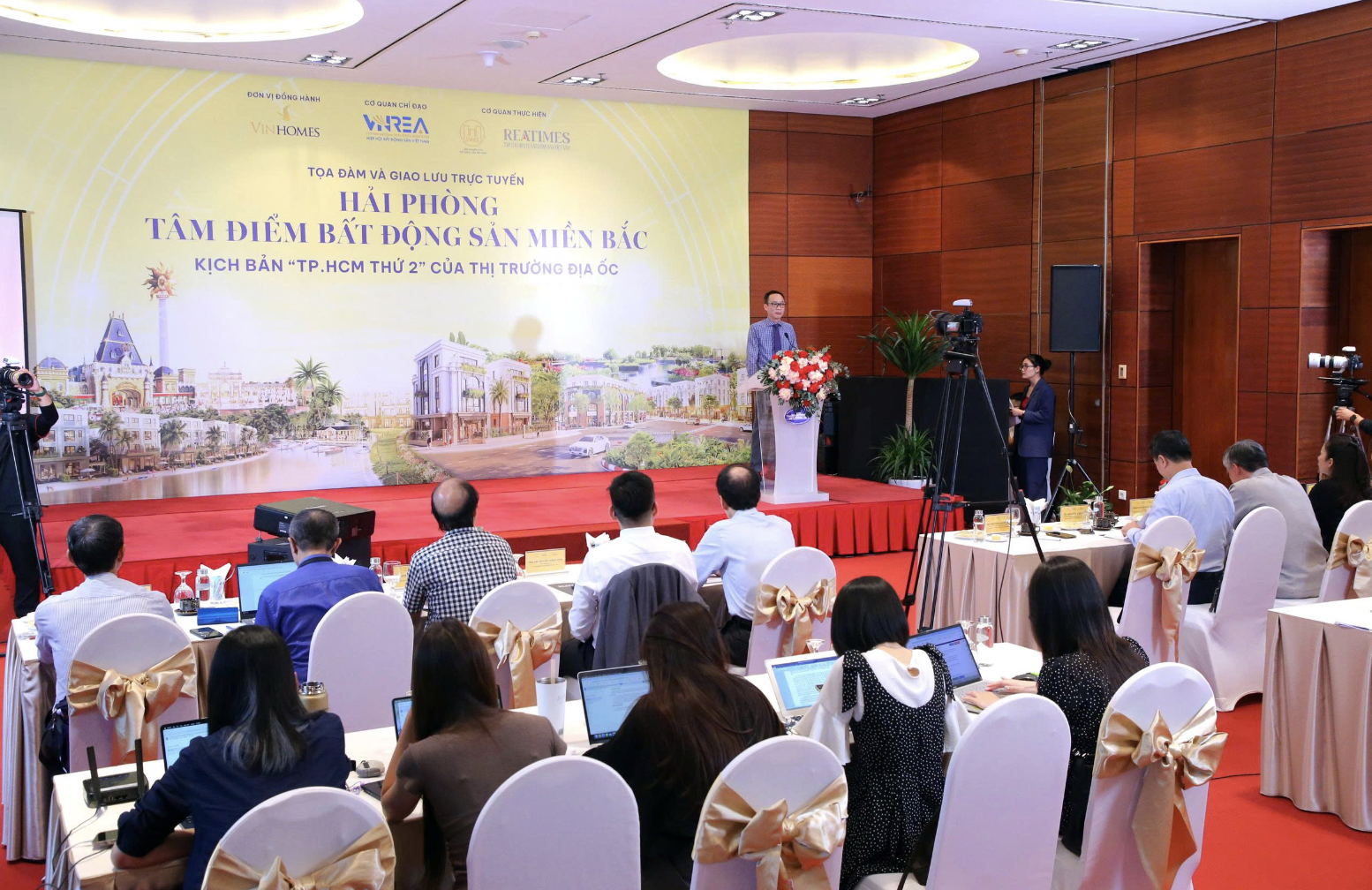 Quang cảnh tọa đ&agrave;m