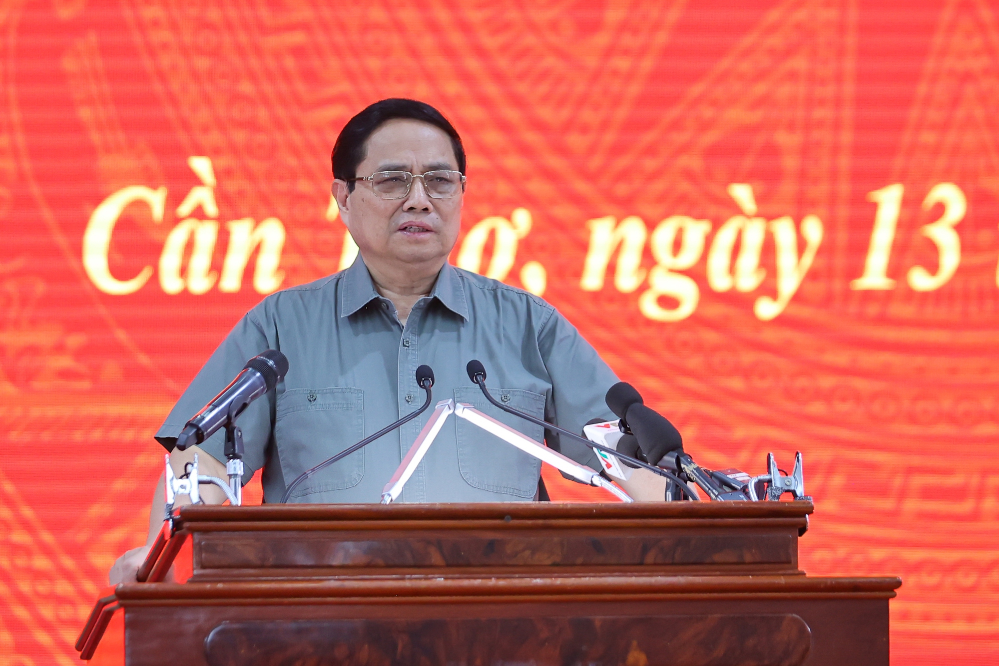 Thủ tướng Phạm Minh Chính chủ trì hội nghị về tình hình thực hiện mô hình chính quyền địa phương 2 cấp; tiến độ triển khai các dự án giao thông trọng điểm; Đề án phát triển bền vững 1 triệu ha lúa chuyên canh vùng ĐBSCL - Ảnh: VGP/Nhật Bắc.