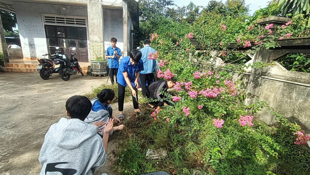 Tuổi trẻ x&atilde; Quảng&nbsp;Điền t&iacute;ch cực dọn vệ sinh m&ocirc;i trường