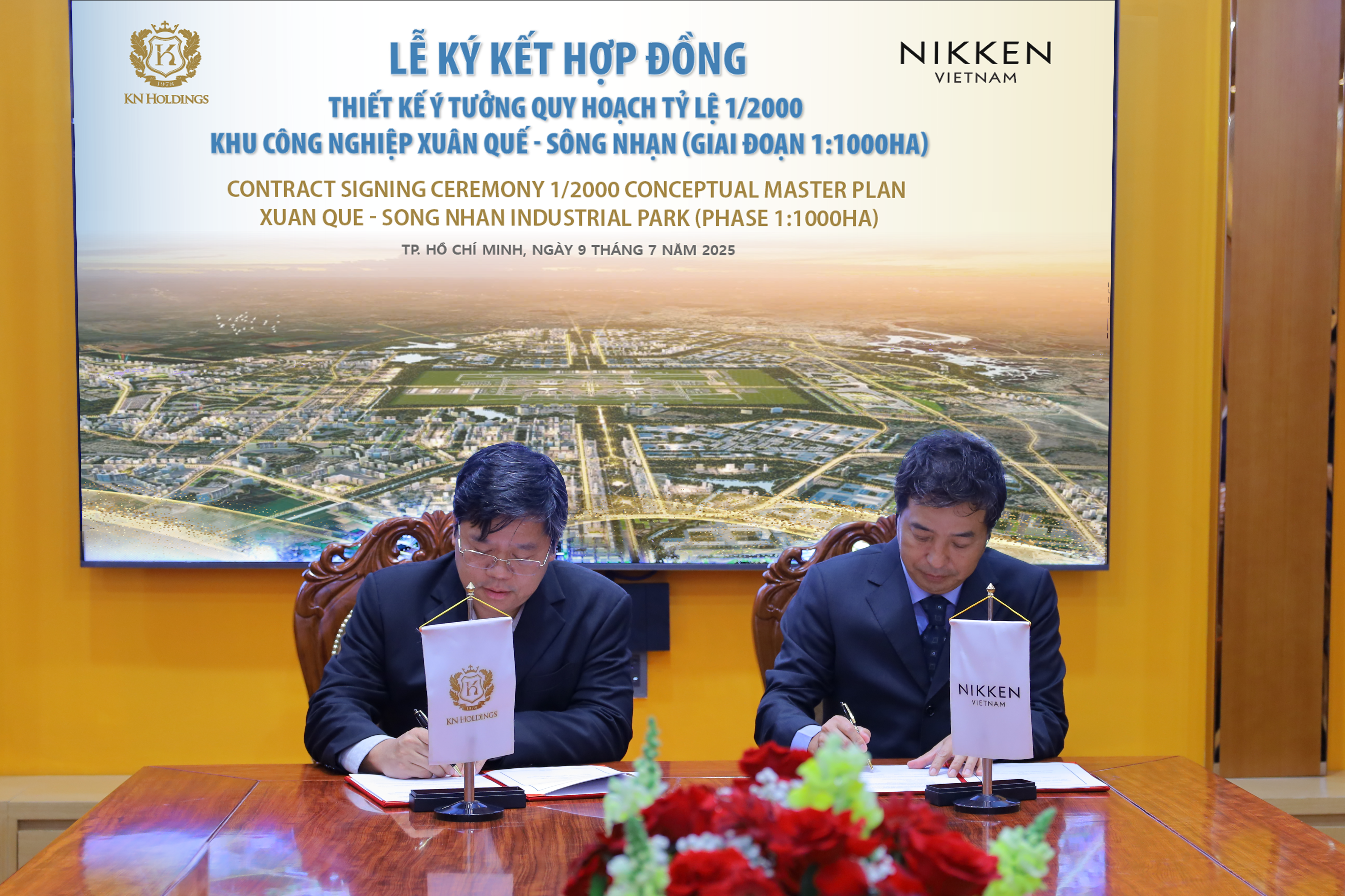 Ông Hoàng Trọng Hoàn - Chủ tịch HĐQT Công ty khu công nghiệp Xuân Quế và ông Kato Jun - Lãnh đạo cấp cao của Nikken Việt Nam, thực hiện nghi thức ký kết giữa hai bên.