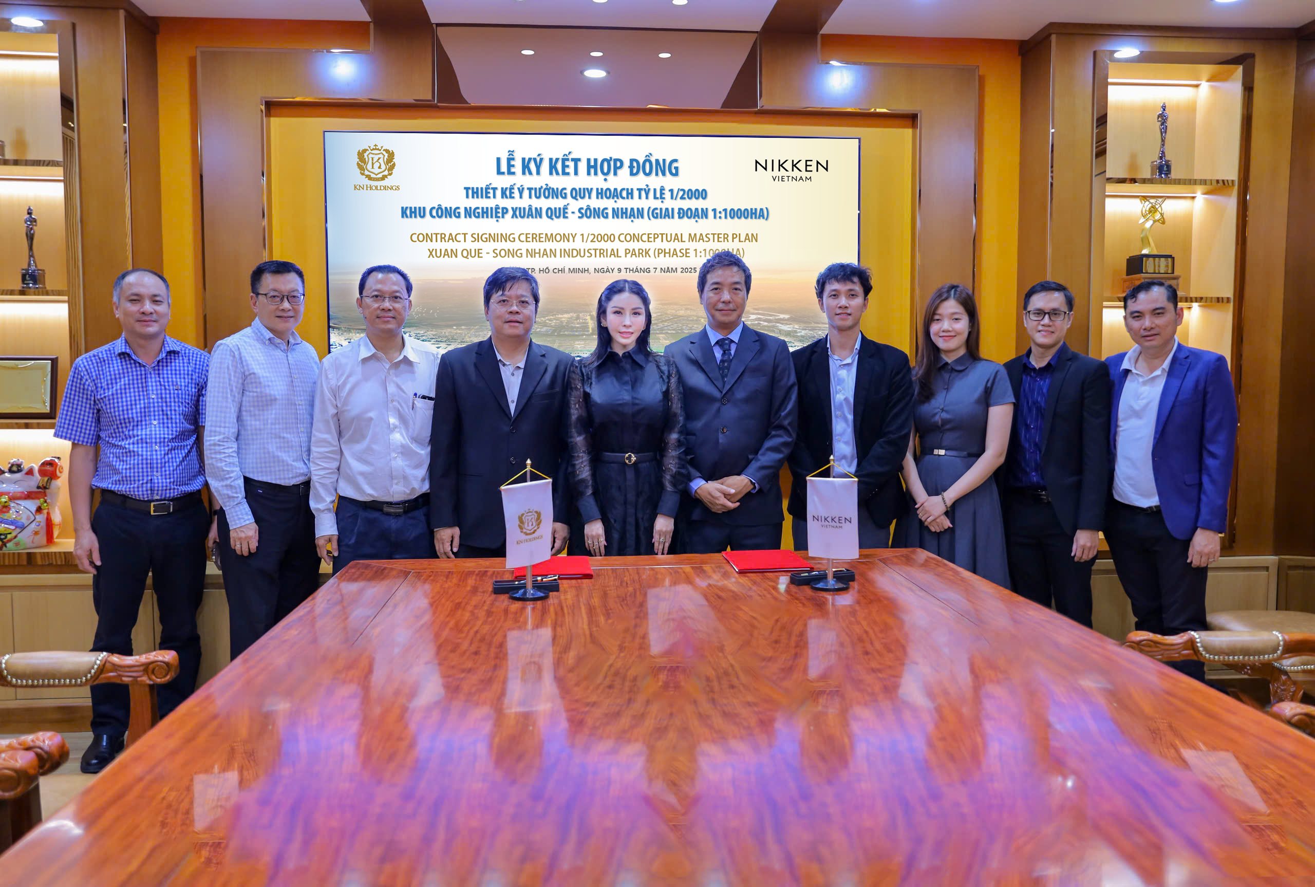 Đại diện Công ty khu công nghiệp Xuân Quế và Nikken Việt Nam chụp ảnh lưu niệm tại lễ ký kết.