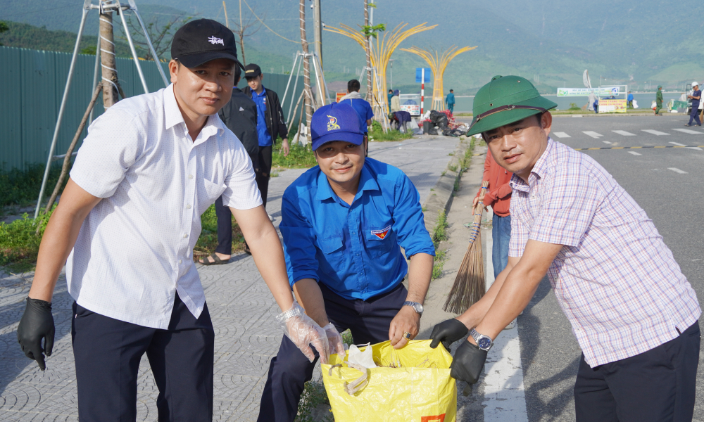 l&atilde;nh đạo x&atilde; chung tay đi thu gom r&aacute;c