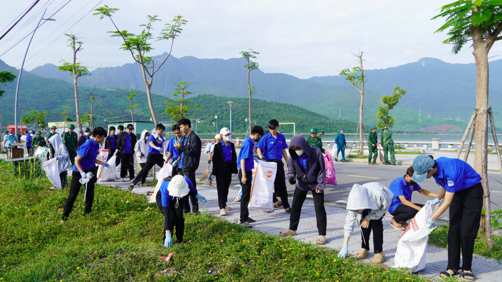 Tinh thần xung k&iacute;ch t&igrave;nh nguyện của tuổi trẻ