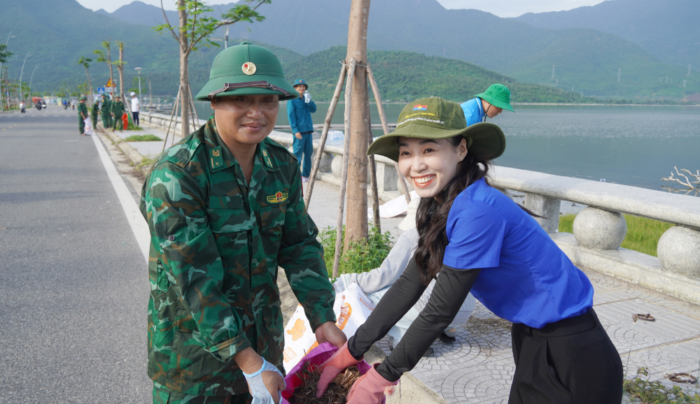  Cán bộ, chiến sĩ biên phòng, dân quân, đoàn viên thanh niên xã Chân Mây – Lăng Cô tích cực thu gom rác thải