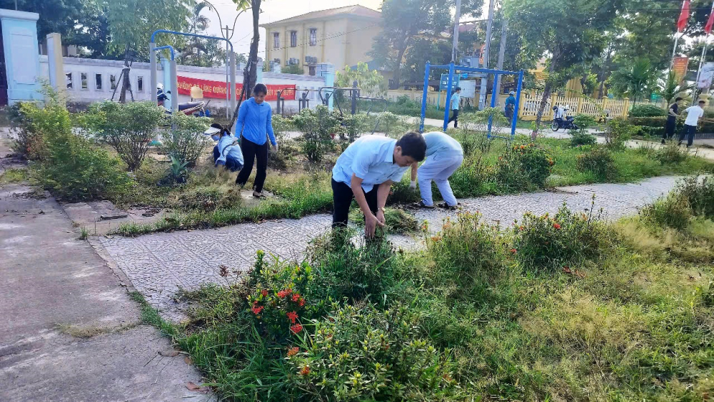 L&atilde;nh đạo phường v&agrave; người d&acirc;n t&iacute;ch cực tham gia ng&agrave;y Chủ nhật xanh