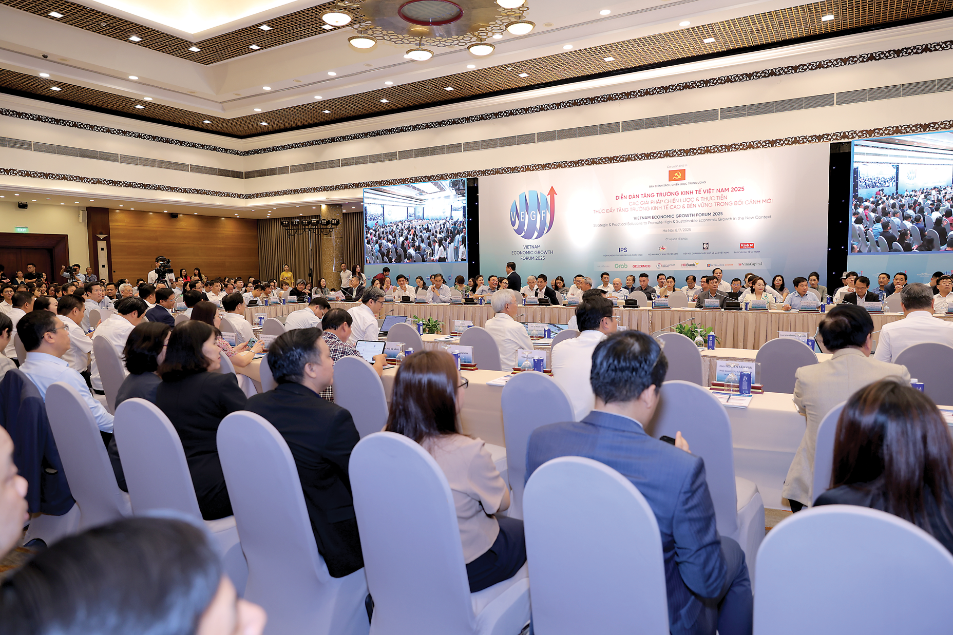 Các chuyên gia cho rằng cần xác định điểm nghẽn pháp luật, cải cách thể chế, giải phóng các nguồn lực kinh tế.