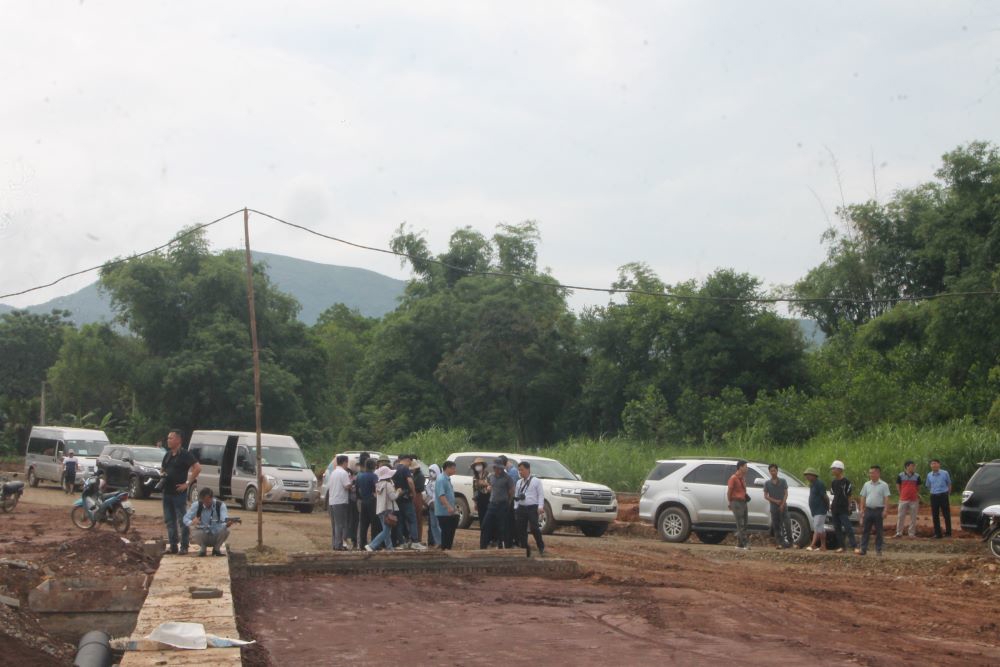 Đo&agrave;n tham quan khu t&aacute;i định cư x&oacute;m R&agrave;i. Ảnh: Chu Kh&ocirc;i.