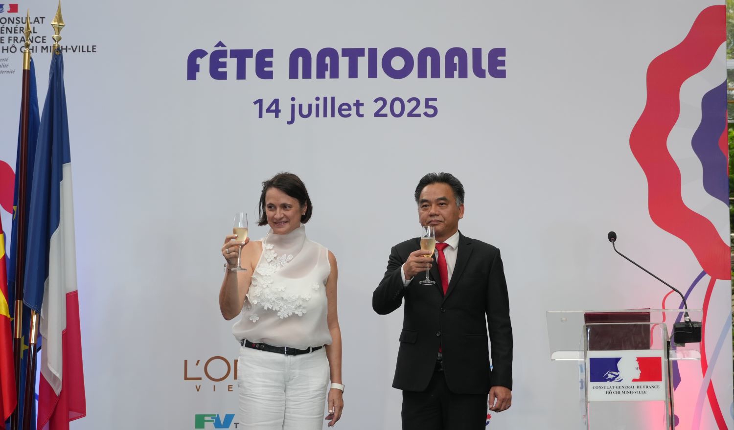 Phó Chủ tịch Ủy ban nhân dân TP.HCM Nguyễn Lộc Hà vả Tổng Lãnh sự Pháp Emmanuelle Pavillon Grosser nâng ly chúc mừng Quốc khánh Pháp - Ảnh: Cổng thông tin điện tử TP.HCM.