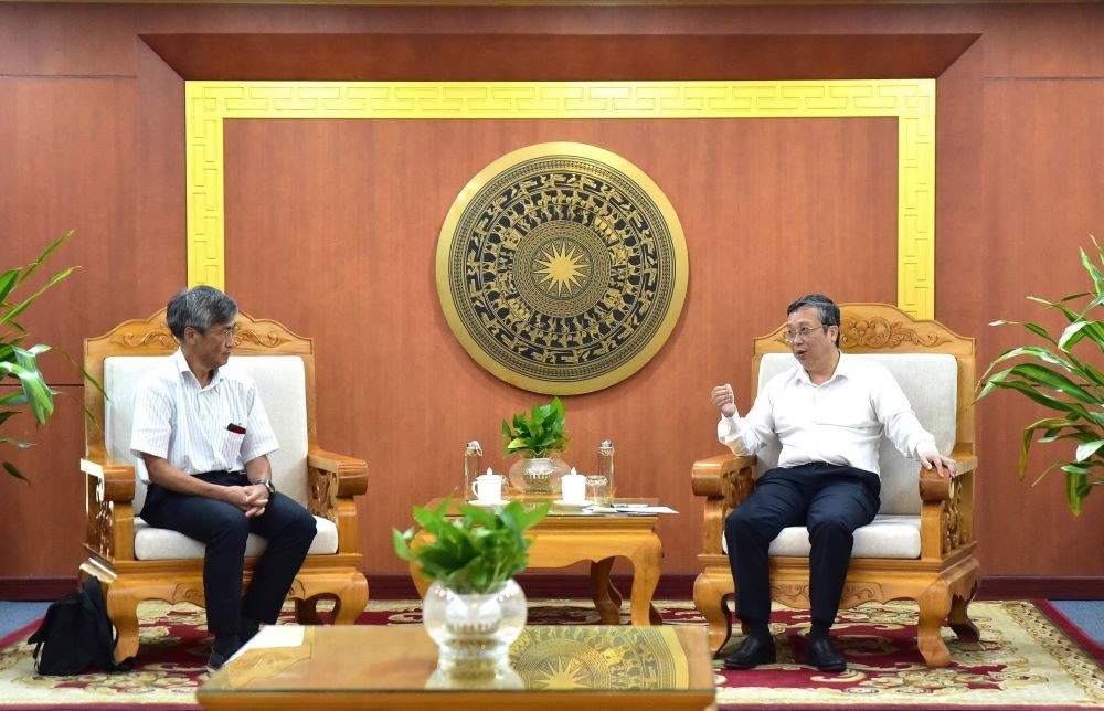 Thứ trưởng Ho&agrave;ng Trung l&agrave;m việc với&nbsp;GS Takuro Shinano.