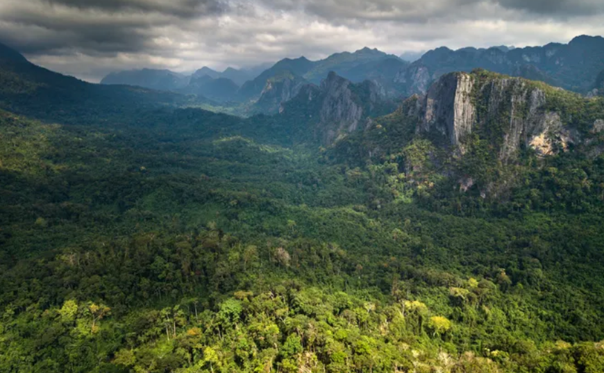 Cảnh quan karst Vườn quốc gia Hin Nam N&ocirc;, CHDCND L&agrave;o. Ảnh: Ryan Deboodt