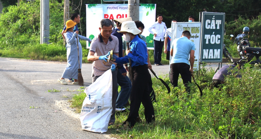 L&atilde;nh đạo phường Phong Dinh c&ugrave;ng đo&agrave;n vi&ecirc;n thanh ni&ecirc;n tham gia c&aacute;c hoạt động ng&agrave;y &ldquo; Chủ nhật xanh&rdquo;