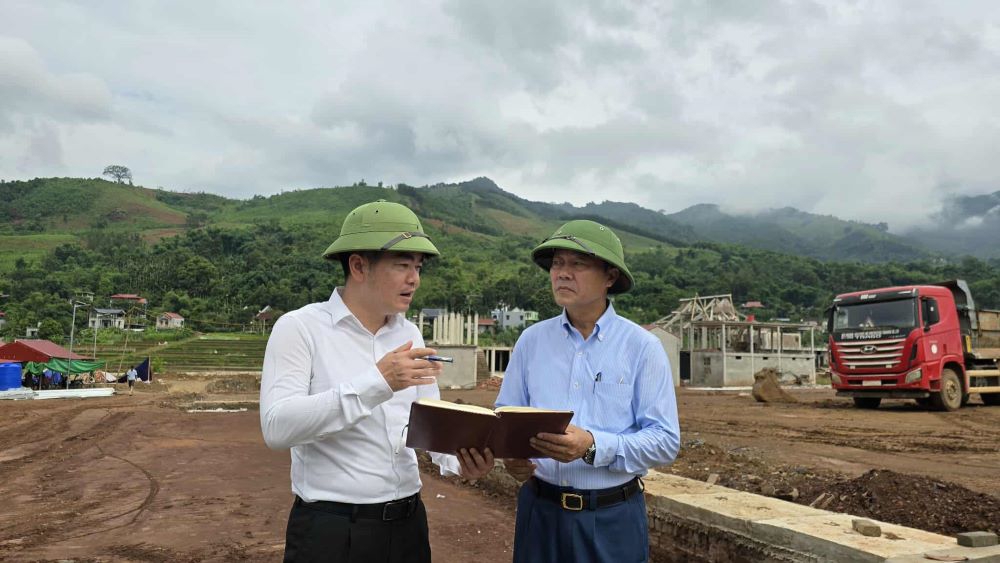 Ph&oacute; Cục trưởng Cục Quản l&yacute; đ&ecirc; điều v&agrave; Ph&ograve;ng chống thi&ecirc;n tai Nguyễn Văn Tiến thị s&aacute;t khu T&aacute;i định cư x&oacute;m R&agrave;i. Ảnh Chu Kh&ocirc;i.