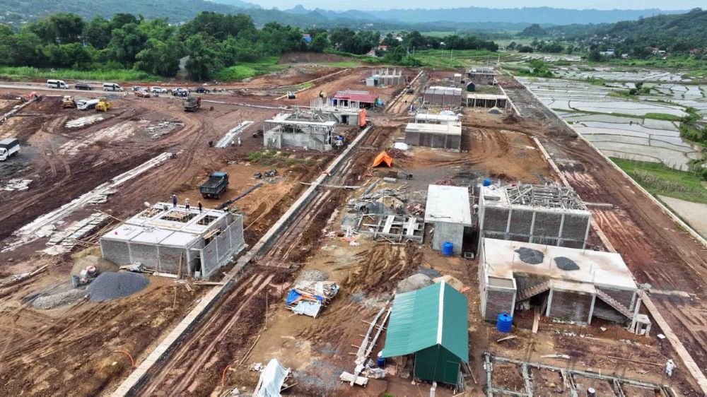Hàng chục ngôi nhà của người dân đang được xây dựng tại Khu tái định cư Xóm Rài.