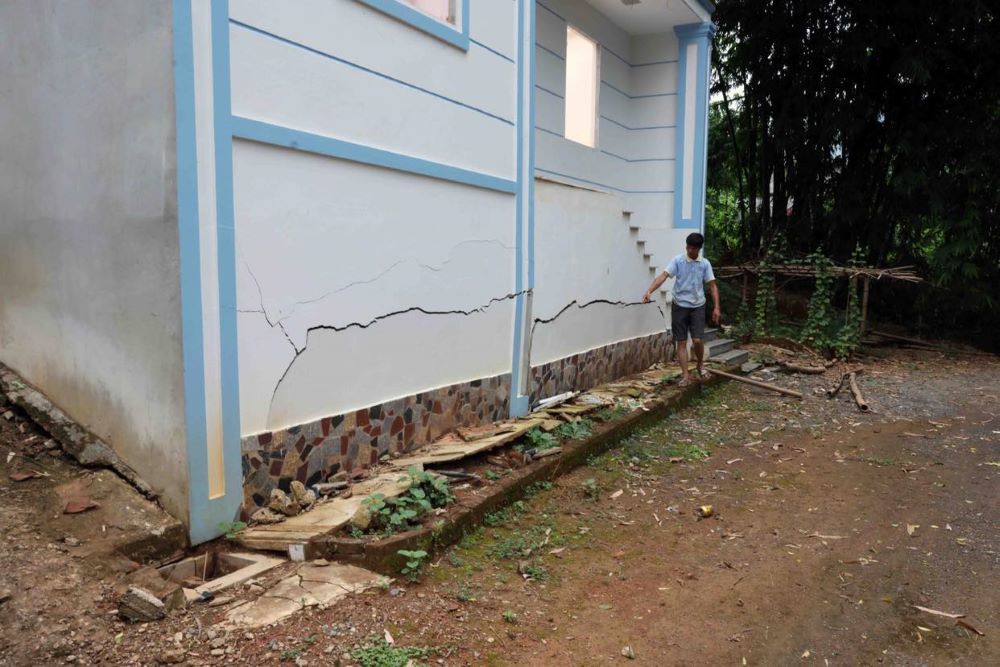Một nh&agrave; d&acirc;n ở x&oacute;m R&agrave;i bị nứt tường do ảnh hưởng sạt lở đất