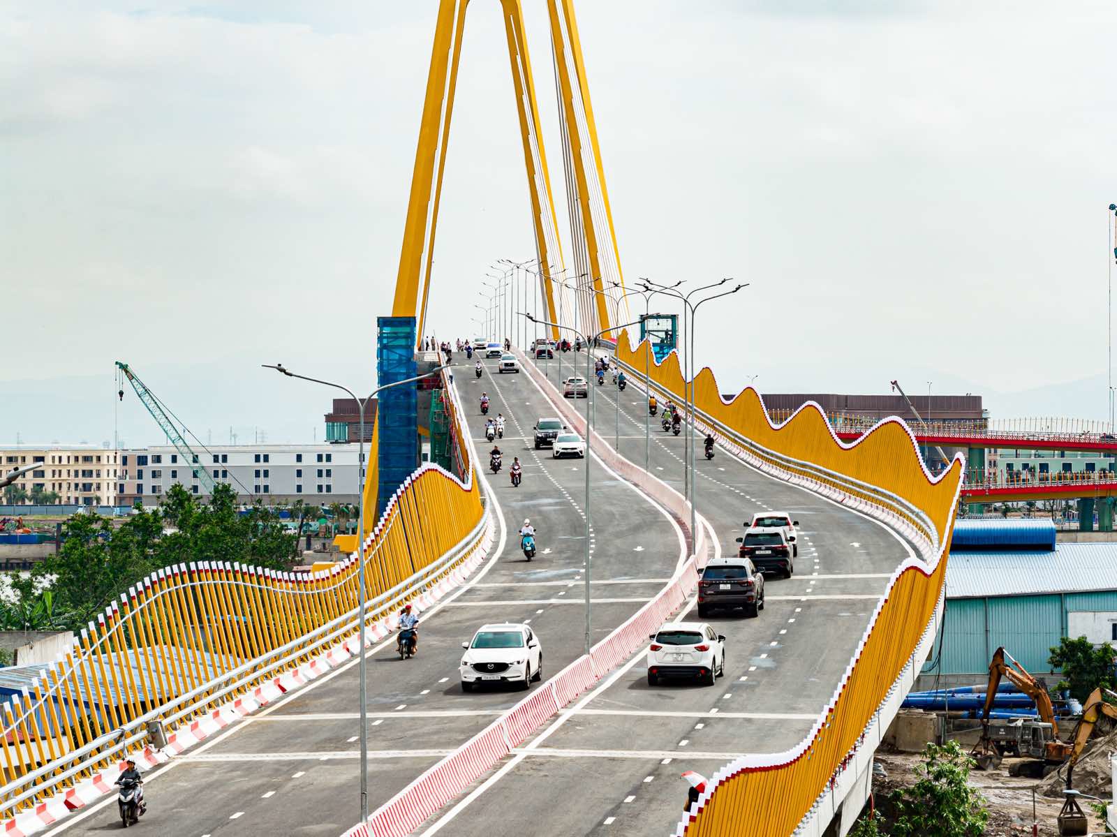 Cầu Hoàng Gia không chỉ giúp người dân di chuyển thuận tiện, nhanh chóng mà còn xác lập vị thế dẫn đầu của Vũ Yên trong không gian phát triển của Thuỷ Nguyên - trung tâm hành chính mới của Hải Phòng.