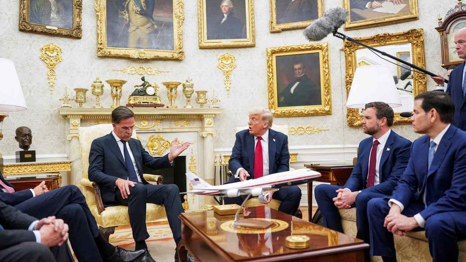 Tổng thư ký NATO Mark Rutte (trái) trong cuộc gặp với Tổng thống Mỹ Donald Trump tại Nhà Trắng, ngày 14/7 - Ảnh: Reuters