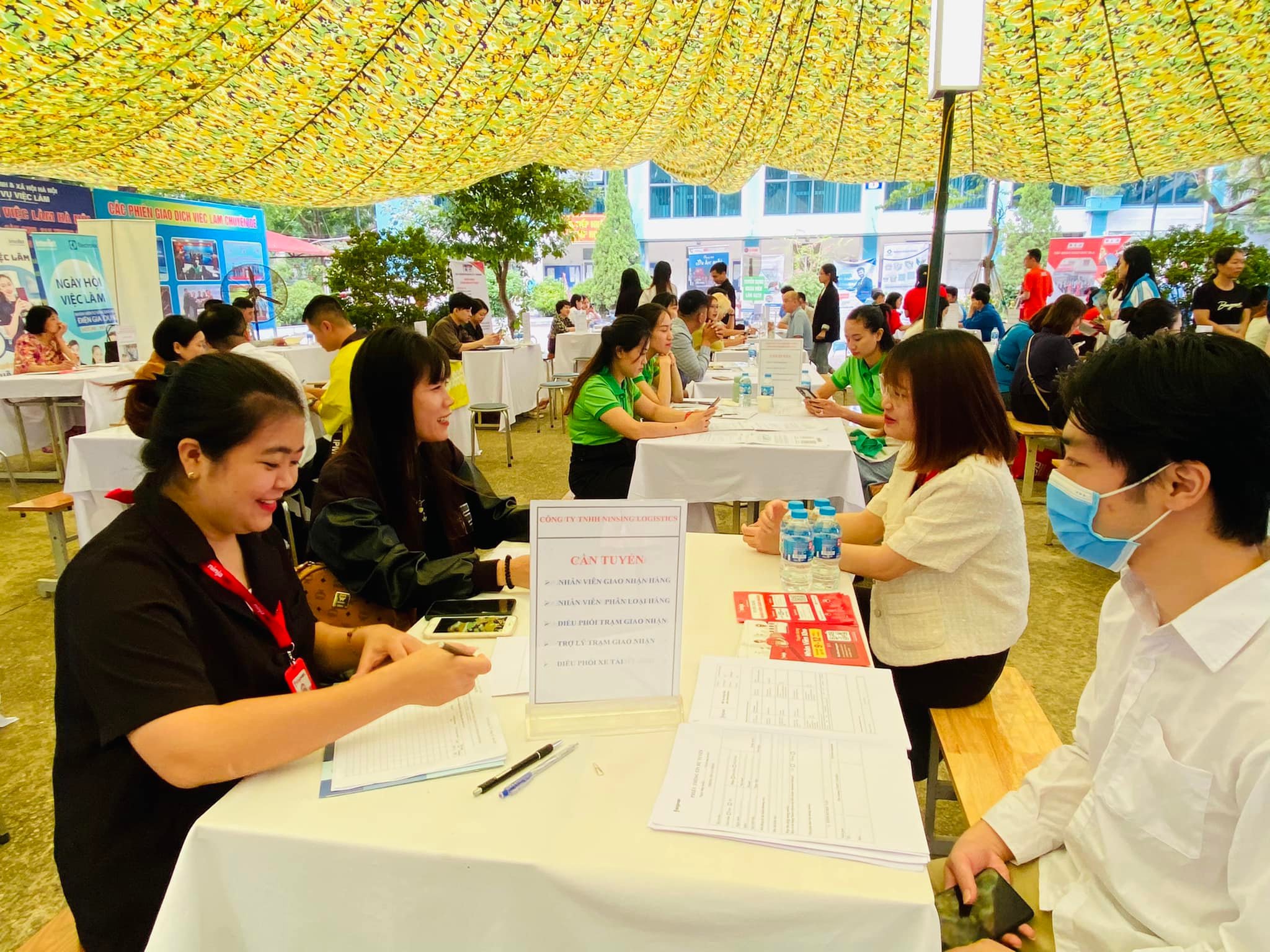 Doanh nghiệp tuyển dụng lao động tại Hà Nội. Ảnh: Nhật Dương.