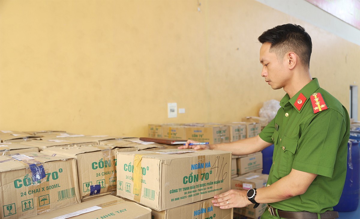 Cơ quan công an khám xét xưởng sản xuất của Công ty TNHH Đầu tư Dược phẩm Ngân Hà