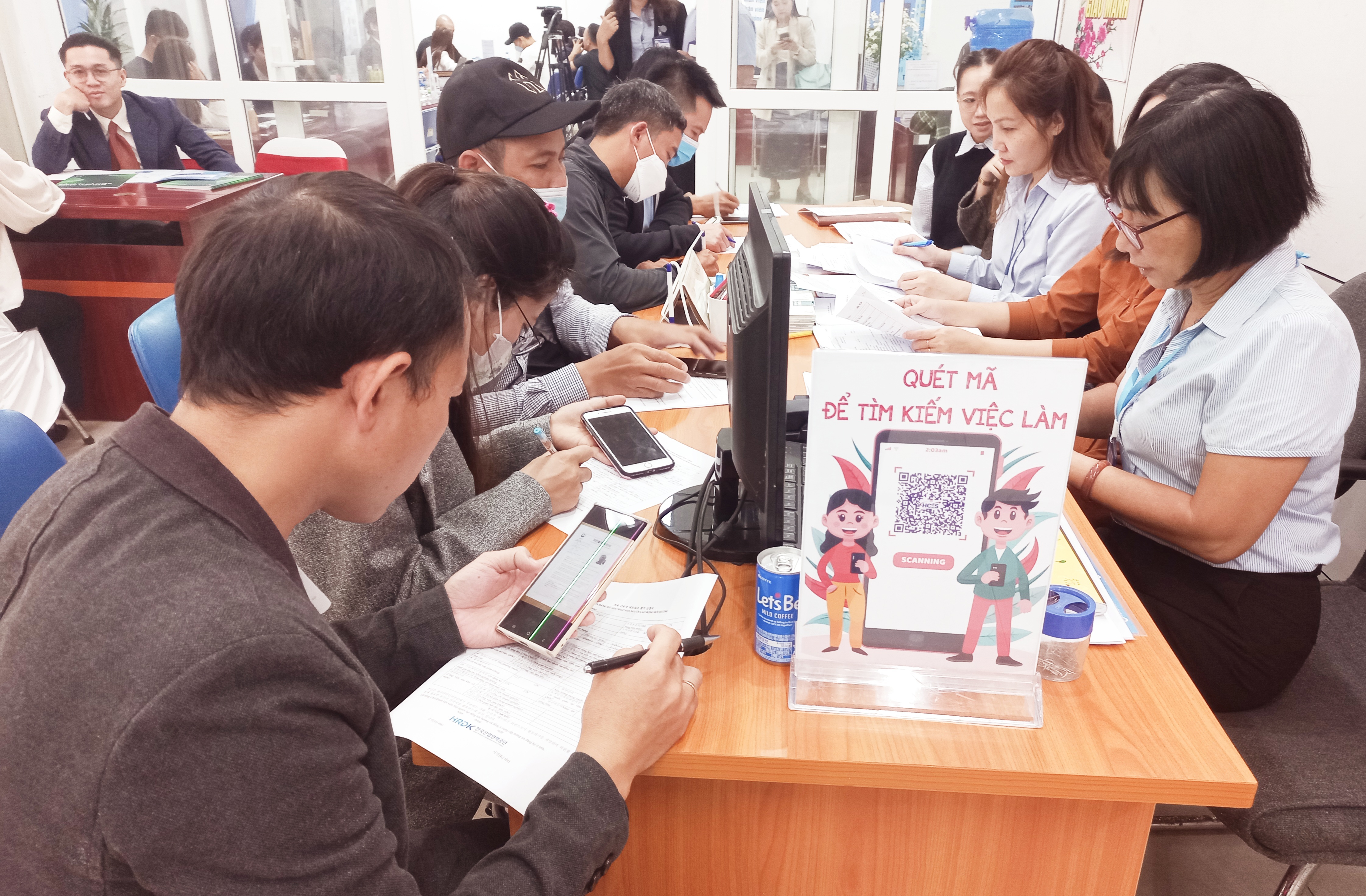 Luật Việc làm 2025 đã quy định rõ các trường hợp người lao động không phải tham gia bảo hiểm thất nghiệp. Ảnh: Nhật Dương.