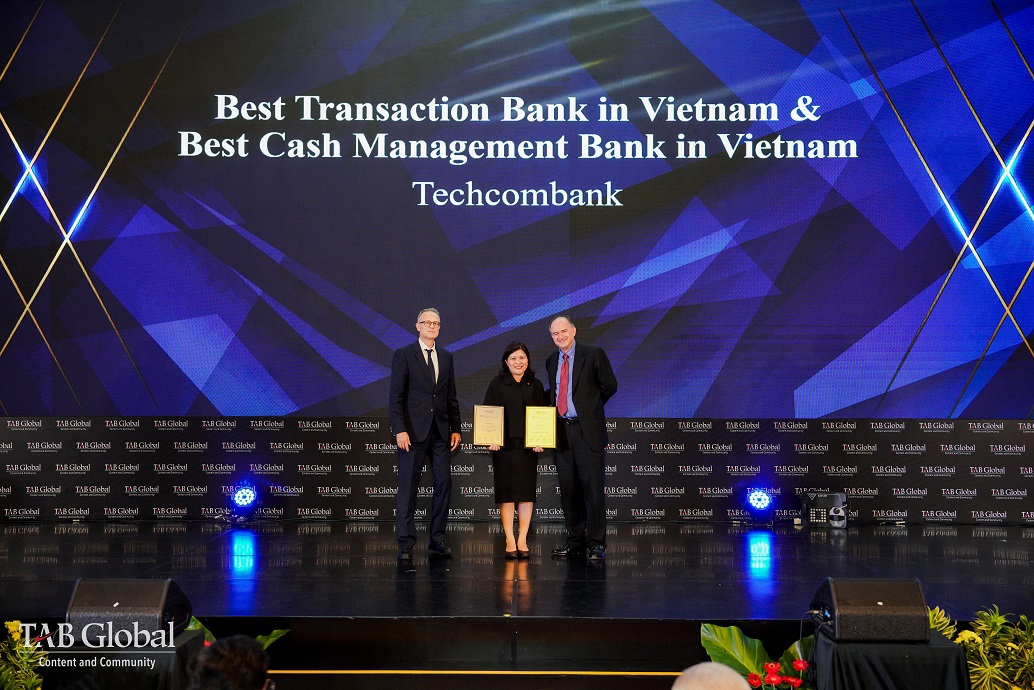 B&agrave; Ph&ugrave;ng Thị Thu Hương - đại diện Techcombank nhận giải Ng&acirc;n h&agrave;ng giao dịch tốt nhất Việt Nam v&agrave; Ng&acirc;n h&agrave;ng quản l&yacute; tiền tệ tốt nhất Việt Nam.