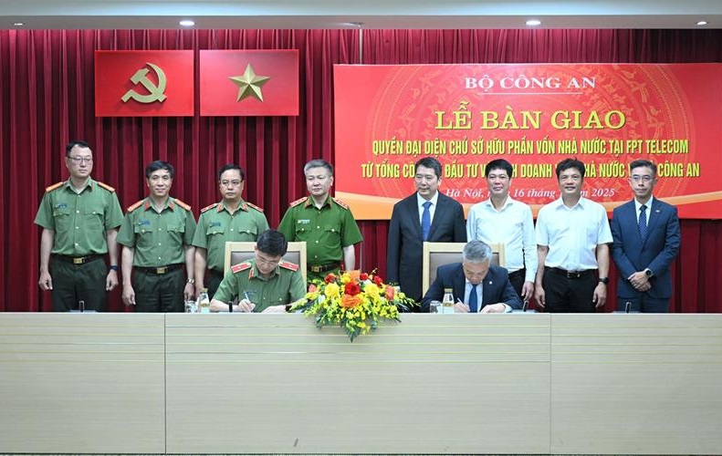 Đại diện Bộ Công an và SCIC trao văn bản ký kết bàn giao, sáng 16/7 tại Hà Nội.