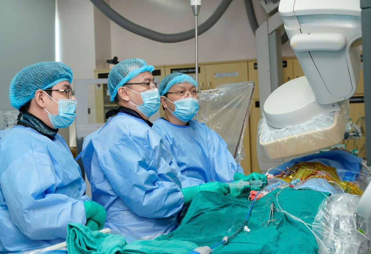 C&aacute;c b&aacute;c sĩ Bệnh viện Đại học Y Dược TPHCM thực hiện kỹ thuật TAVI.