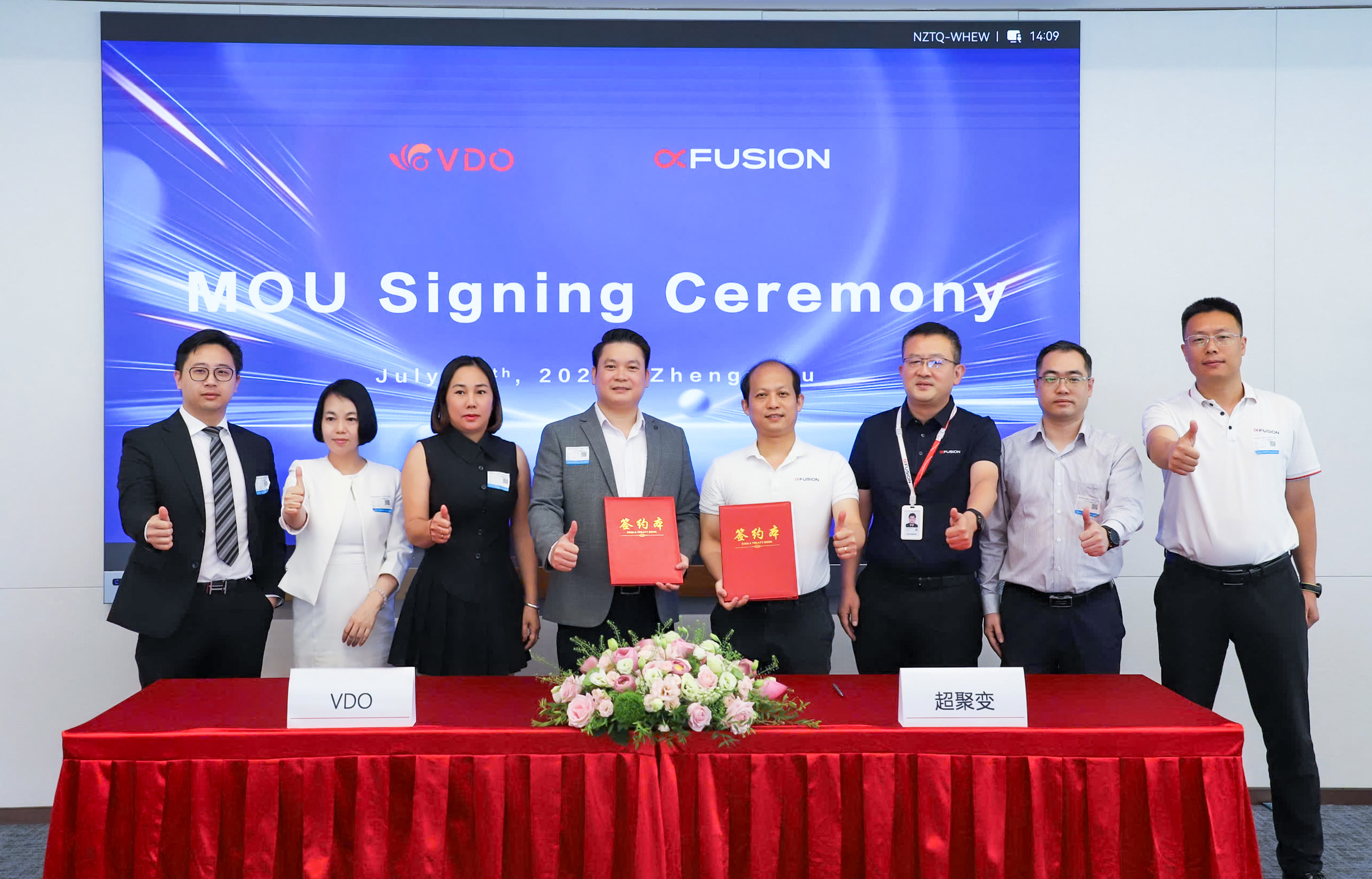 Đại diện của VDO v&agrave; xFusion k&yacute; kết Bi&ecirc;n bản ghi nhớ (MOU).