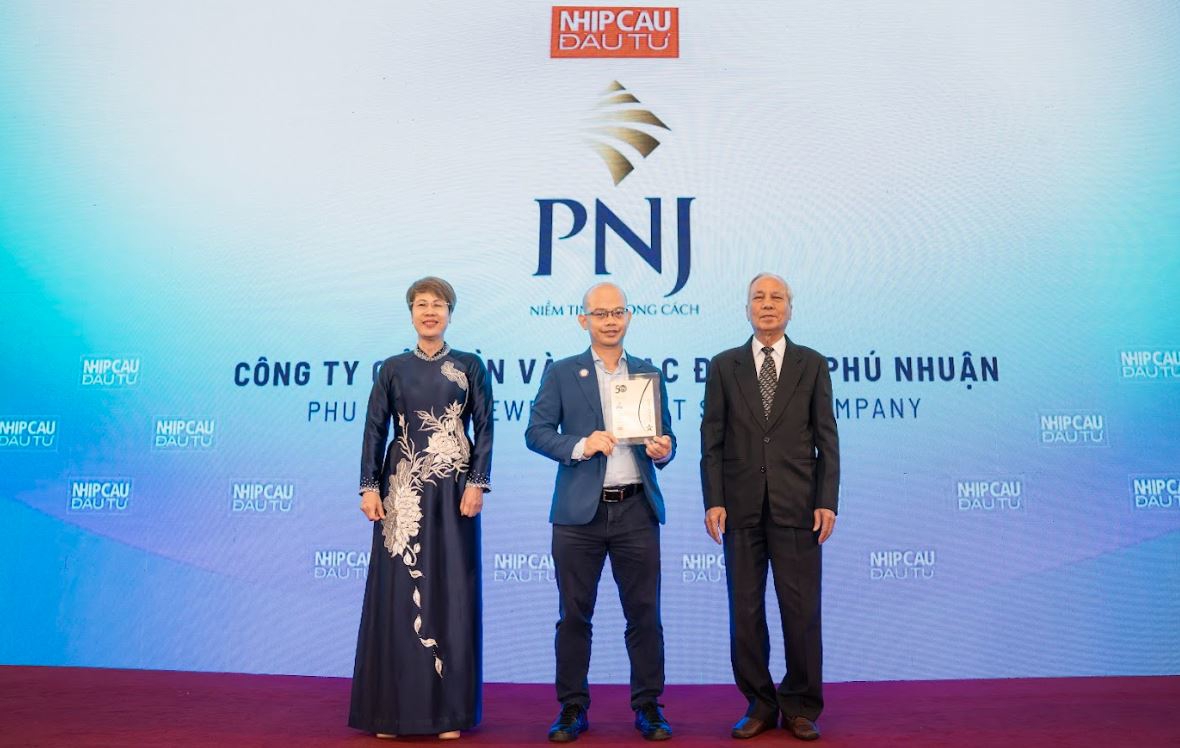 Đại diện PNJ nhận giải thưởng Top 50 CSA 2025. Ảnh: Việt Hùng.