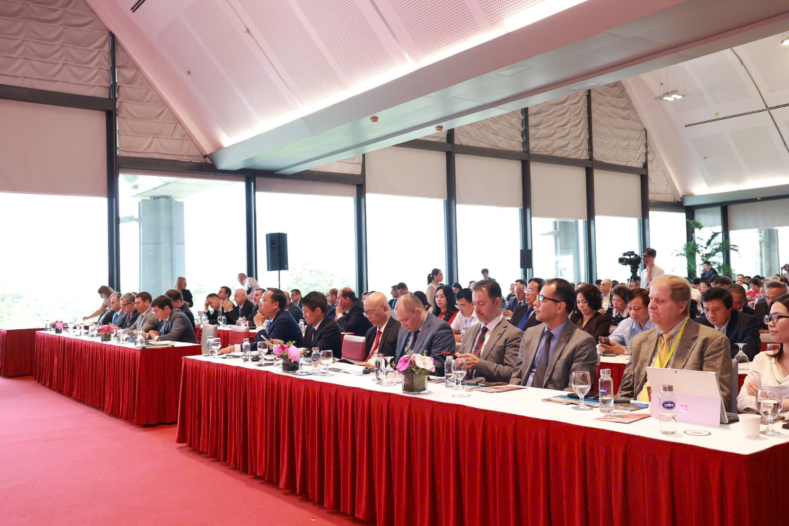 Diễn đàn thu hút đông đảo các đại sứ tham dự: Đại sứ Thổ nhĩ kỷ tại Việt Nam, Đại sứ Mông cổ tại Việt Nam, Đại sứ Kazachstan tại Việt Nam, Đại sứ Pakistan tại Việt Nam, Giám đốc Kobia; Giám đốc Hệ sinh thái Đổi mới sáng tạo Toàn cầu..