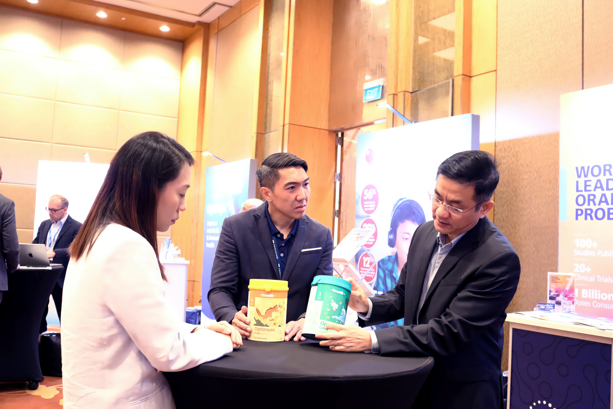 Ông Nguyễn Quang Trí - Giám đốc điều hành Marketing Vinamilk (thứ 2 từ phải sang) - chia sẻ về đột phá 6 HMO với các khách mời tại Diễn đàn Phát triển Châu Á 2025 (Ảnh: Hồng Nhân).