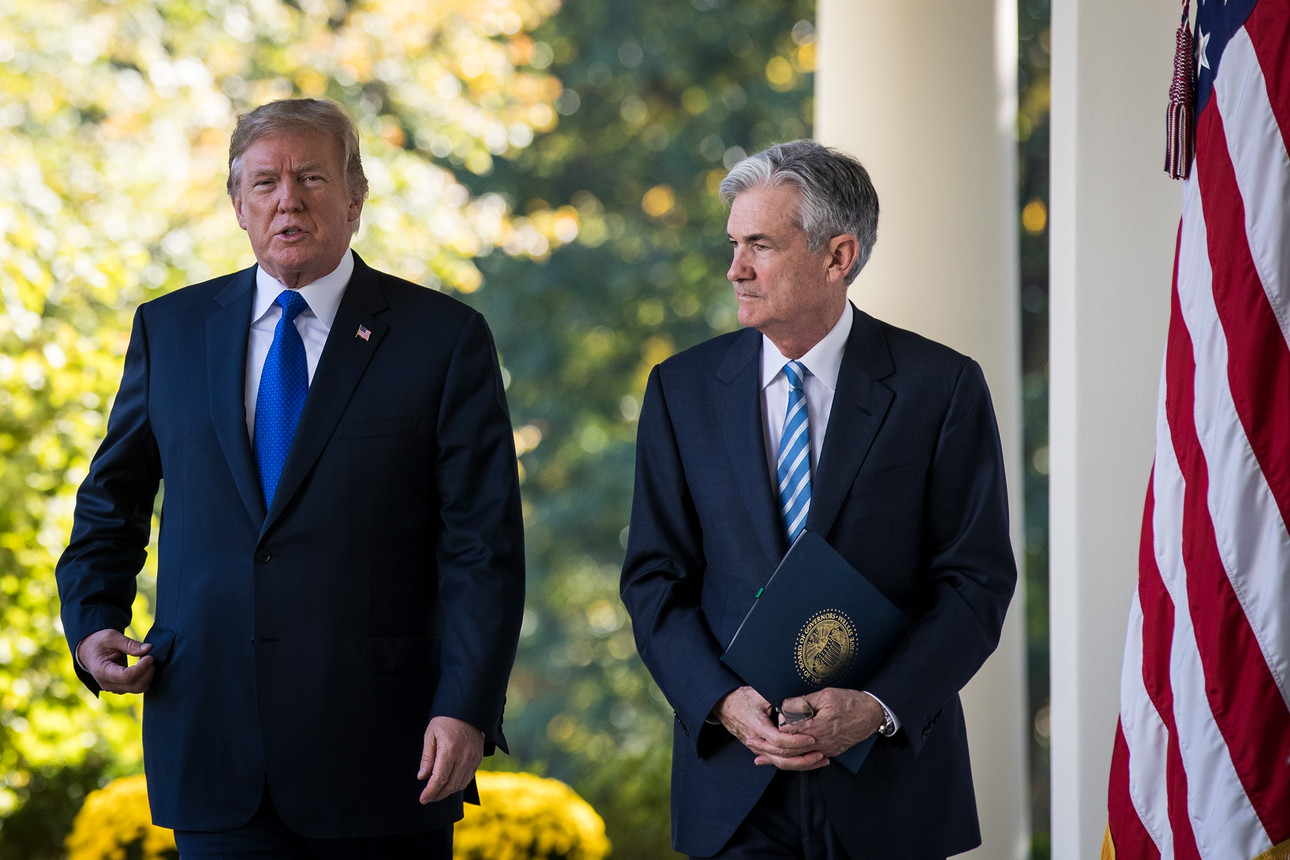 Tổng thống Mỹ Donald Trump và Chủ tịch Fed Jerome Powell - Ảnh: Reuters